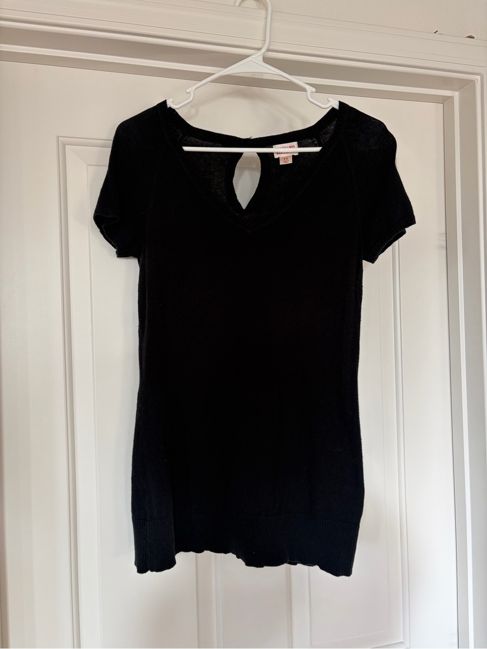 Short-Sleeve Black V-Neck Knit Top with Back Keyhole